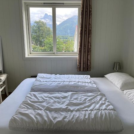 Апартаменты Andalsnes Gustehouse Экстерьер фото