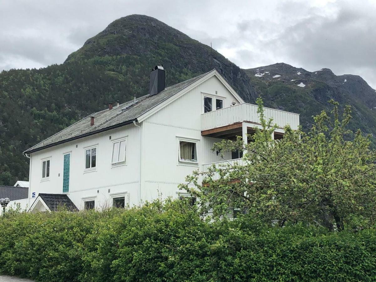 Апартаменты Andalsnes Gustehouse Экстерьер фото